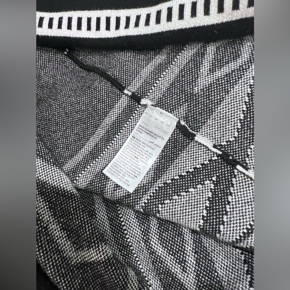 Chico’s women’s Black and White Printed tassel Cardigan size 1 medium - Picture 6 of 7